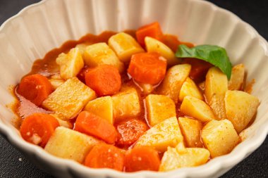 Havuçlu haşlanmış patates. Vejetaryen mezesi. Lezzetli gurme. Yemek arkaplanı.