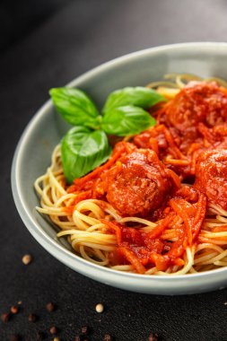 Spagetti köfteleri domates sosu İtalyan tarifi lezzetli gurme yemek arkaplanı masa kırsal yiyeceklerin üst görüntüsü fotokopi alanı