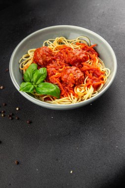 Spagetti köfteleri domates sosu İtalyan tarifi lezzetli gurme yemek arkaplanı masa kırsal yiyeceklerin üst görüntüsü fotokopi alanı