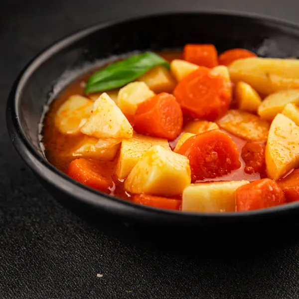 Havuçlu haşlanmış patates. Vejetaryen mezesi. Lezzetli gurme. Yemek arkaplanı.