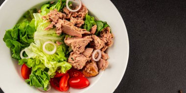 Ton balığı salatası yeşil marul, konserve ton balığı, domates taze lezzetli gurme yemek arkaplanı masanın üstünde rustik yemekler fotokopi alanı keto ve paleo diyet vejetaryen diyeti.
