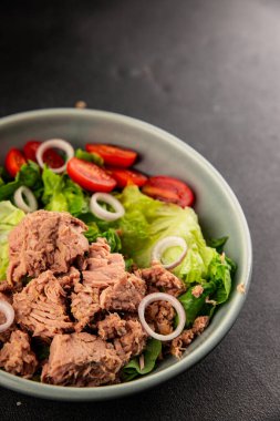 Ton balığı salatası yeşil marul, konserve ton balığı, domates taze lezzetli gurme yemek arkaplanı masanın üstünde rustik yemekler fotokopi alanı keto ve paleo diyet vejetaryen diyeti.