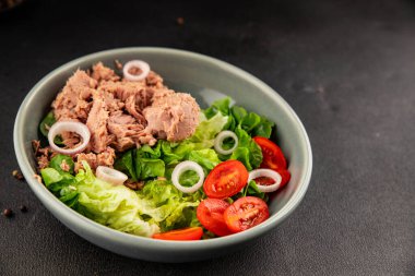 Ton balığı salatası yeşil marul, konserve ton balığı, domates taze lezzetli gurme yemek arkaplanı masanın üstünde rustik yemekler fotokopi alanı keto ve paleo diyet vejetaryen diyeti.