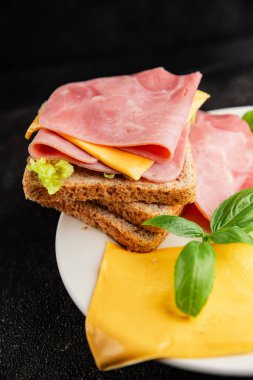 Sandviç, peynir, ekmek tostu, konserve jambon masadaki lezzetli gurme yemek arkaplanı kırsal yemek üst görünüm fotokopi alanı.