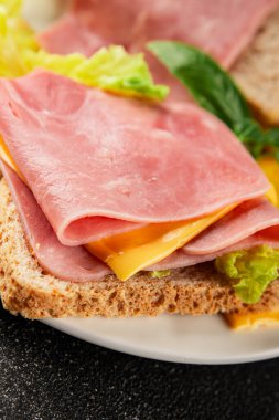 Sandviç, peynir, ekmek tostu, konserve jambon masadaki lezzetli gurme yemek arkaplanı kırsal yemek üst görünüm fotokopi alanı.