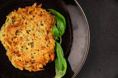Patatesli gözleme kurutulmuş patatesli pirzola sebze tabağı taze lezzetli gurme yemek arkaplanı masanın üstünde rustik yemekler fotokopi alanı vejetaryen ve vejetaryen yemekleri.