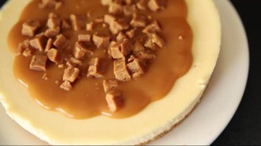 Cheesecake tuzlu karamel tatlı tatlı lezzetli gurme yemek arka planı masa rustik gıda üst görünüm fotokopi alanı