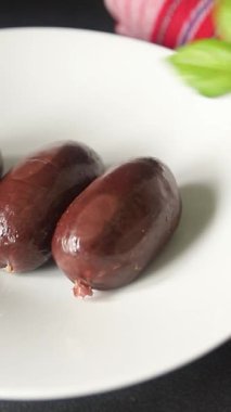 Siyah puding sosis taze gurme yemek arkaplanı masa üzerinde rustik gıda üst görünüm fotokopi alanı