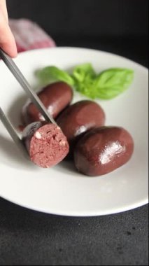 Siyah puding sosis taze gurme yemek arkaplanı masa üzerinde rustik gıda üst görünüm fotokopi alanı