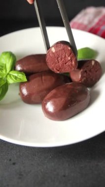 Siyah puding sosis taze gurme yemek arkaplanı masa üzerinde rustik gıda üst görünüm fotokopi alanı