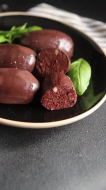 Siyah puding sosis taze gurme yemek arkaplanı masa üzerinde rustik gıda üst görünüm fotokopi alanı
