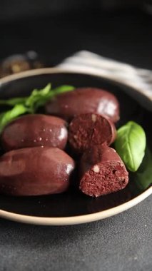 Siyah puding sosis taze gurme yemek arkaplanı masa üzerinde rustik gıda üst görünüm fotokopi alanı