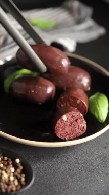 Siyah puding sosis taze gurme yemek arkaplanı masa üzerinde rustik gıda üst görünüm fotokopi alanı