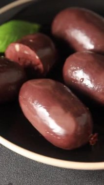 Siyah puding sosis taze gurme yemek arkaplanı masa üzerinde rustik gıda üst görünüm fotokopi alanı