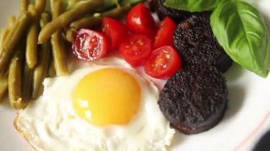 İngiliz kahvaltısı sahanda yumurta, kara puding, sebzeler, fasulye taze gurme yemek arkaplanı masanın kırsal kesiminde fotokopi alanı.