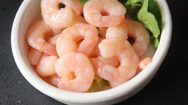 Karidesli deniz ürünleri salatası karidesler taze pesseeter diyet gurme yemek arkaplanı masa rustik gıda üst görünümü fotokopi alanı 