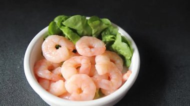 Karidesli deniz ürünleri salatası karidesler taze pesseeter diyet gurme yemek arkaplanı masa rustik gıda üst görünümü fotokopi alanı 