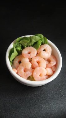 Karidesli deniz ürünleri salatası karidesler taze pesseeter diyet gurme yemek arkaplanı masa rustik gıda üst görünümü fotokopi alanı 