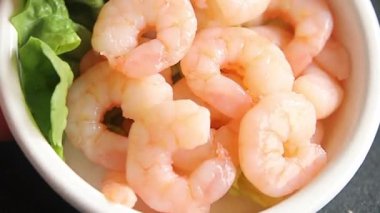 Karidesli deniz ürünleri salatası karidesler taze pesseeter diyet gurme yemek arkaplanı masa rustik gıda üst görünümü fotokopi alanı 