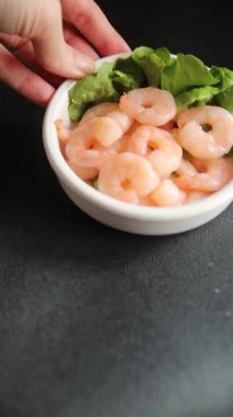 Karidesli deniz ürünleri salatası karidesler taze pesseeter diyet gurme yemek arkaplanı masa rustik gıda üst görünümü fotokopi alanı 