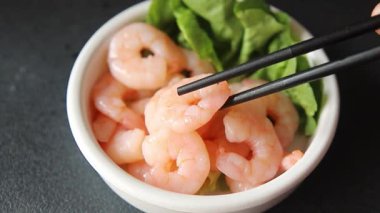 Karidesli deniz ürünleri salatası karidesler taze pesseeter diyet gurme yemek arkaplanı masa rustik gıda üst görünümü fotokopi alanı 