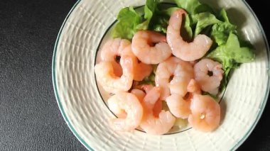 Karidesli deniz ürünleri salatası karidesler taze pesseeter diyet gurme yemek arkaplanı masa rustik gıda üst görünümü fotokopi alanı 