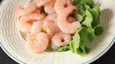 Karidesli deniz ürünleri salatası karidesler taze pesseeter diyet gurme yemek arkaplanı masa rustik gıda üst görünümü fotokopi alanı 