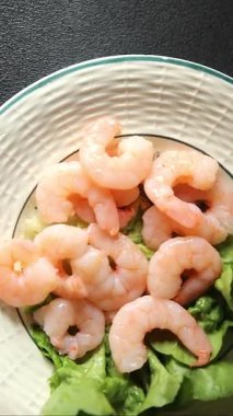 Karidesli deniz ürünleri salatası karidesler taze pesseeter diyet gurme yemek arkaplanı masa rustik gıda üst görünümü fotokopi alanı 