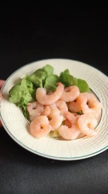 Karidesli deniz ürünleri salatası karidesler taze pesseeter diyet gurme yemek arkaplanı masa rustik gıda üst görünümü fotokopi alanı 