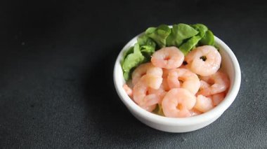 Karidesli deniz ürünleri salatası karidesler taze pesseeter diyet gurme yemek arkaplanı masa rustik gıda üst görünümü fotokopi alanı 