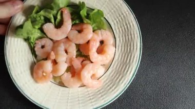 Karidesli deniz ürünleri salatası karidesler taze pesseeter diyet gurme yemek arkaplanı masa rustik gıda üst görünümü fotokopi alanı 