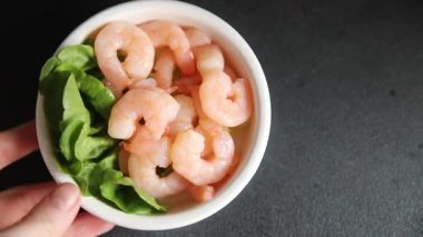 Karidesli deniz ürünleri salatası karidesler taze pesseeter diyet gurme yemek arkaplanı masa rustik gıda üst görünümü fotokopi alanı 