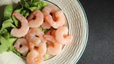 Karidesli deniz ürünleri salatası karidesler taze pesseeter diyet gurme yemek arkaplanı masa rustik gıda üst görünümü fotokopi alanı 