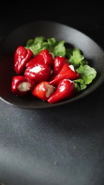 Biber turşusu, peynir, sebze aperatifi taze lezzetli gurme, vejetaryen arka plan masa, kırsal yemek, fotokopi alanı, keto ve paleo diyeti.