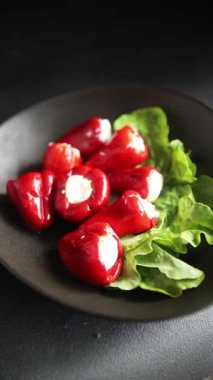 Biber turşusu, peynir, sebze aperatifi taze lezzetli gurme, vejetaryen arka plan masa, kırsal yemek, fotokopi alanı, keto ve paleo diyeti.