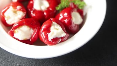 Biber turşusu, peynir, sebze aperatifi taze lezzetli gurme, vejetaryen arka plan masa, kırsal yemek, fotokopi alanı, keto ve paleo diyeti.