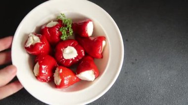 Biber turşusu, peynir, sebze aperatifi taze lezzetli gurme, vejetaryen arka plan masa, kırsal yemek, fotokopi alanı, keto ve paleo diyeti.