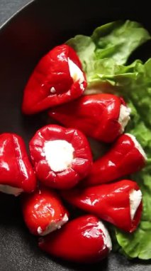 Biber turşusu, peynir, sebze aperatifi taze lezzetli gurme, vejetaryen arka plan masa, kırsal yemek, fotokopi alanı, keto ve paleo diyeti.