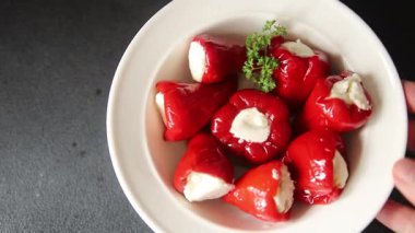 Biber turşusu, peynir, sebze aperatifi taze lezzetli gurme, vejetaryen arka plan masa, kırsal yemek, fotokopi alanı, keto ve paleo diyeti.