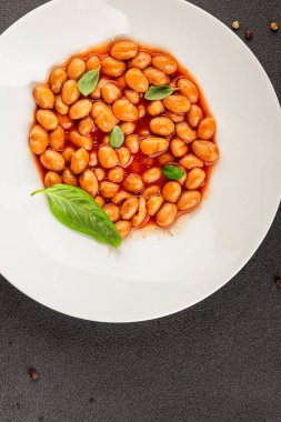 Fasulye güveci domates sosu yaban mersini fasulyesi fasulye fasulyesi Borlotti taze lezzetli gurme yemek arkaplanı masaya rustik gıda üst görünüm fotokopi alanı keto ve paleo diyet vegan ve vegan gıda