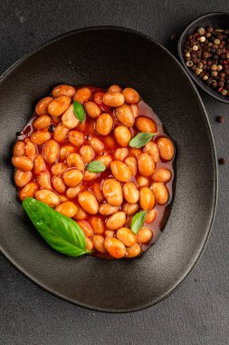 Fasulye güveci domates sosu yaban mersini fasulyesi fasulye fasulyesi Borlotti taze lezzetli gurme yemek arkaplanı masaya rustik gıda üst görünüm fotokopi alanı keto ve paleo diyet vegan ve vegan gıda