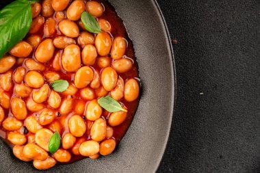 Fasulye güveci domates sosu yaban mersini fasulyesi fasulye fasulyesi Borlotti taze lezzetli gurme yemek arkaplanı masaya rustik gıda üst görünüm fotokopi alanı keto ve paleo diyet vegan ve vegan gıda