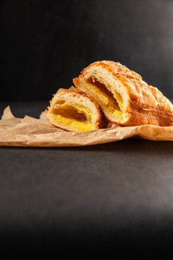 Üçgen kek badem pufu tatlı tatlı tatlı badem kreması taze lezzetli gurme yemek arkaplanı masa rustik gıda üst görünümü fotokopi alanı