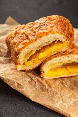 Üçgen kek badem pufu tatlı tatlı tatlı badem kreması taze lezzetli gurme yemek arkaplanı masa rustik gıda üst görünümü fotokopi alanı