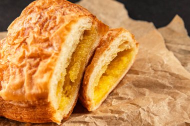 Üçgen kek badem pufu tatlı tatlı tatlı badem kreması taze lezzetli gurme yemek arkaplanı masa rustik gıda üst görünümü fotokopi alanı