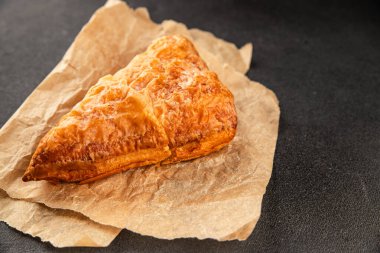 Üçgen kek badem pufu tatlı tatlı tatlı badem kreması taze lezzetli gurme yemek arkaplanı masa rustik gıda üst görünümü fotokopi alanı