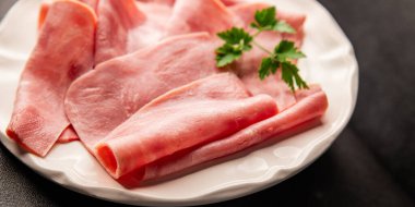 Jambon eti dilimler domuz eti taze lezzetli gurme yemek arkaplanı masa üzerinde rustik gıda üst görünüm fotokopi alanı