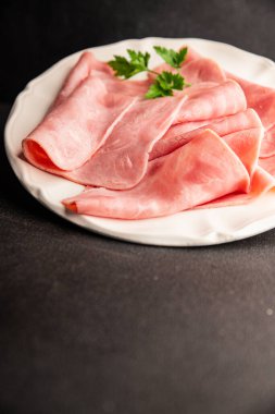 Jambon eti dilimler domuz eti taze lezzetli gurme yemek arkaplanı masa üzerinde rustik gıda üst görünüm fotokopi alanı