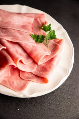 Jambon eti dilimler domuz eti taze lezzetli gurme yemek arkaplanı masa üzerinde rustik gıda üst görünüm fotokopi alanı