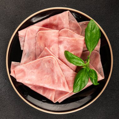 Jambon eti dilimler domuz eti taze lezzetli gurme yemek arkaplanı masa üzerinde rustik gıda üst görünüm fotokopi alanı